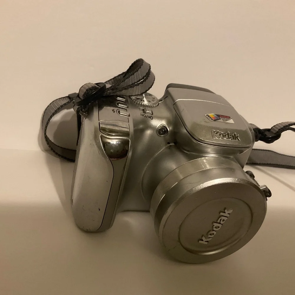 Kodak EasyShare Z612 6.1MP Digital Camera 12x Optical Zoom Schneider Lens -